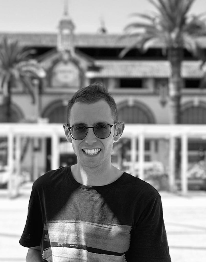 Joël Darfeuille devant le Marché des Halles de Menton