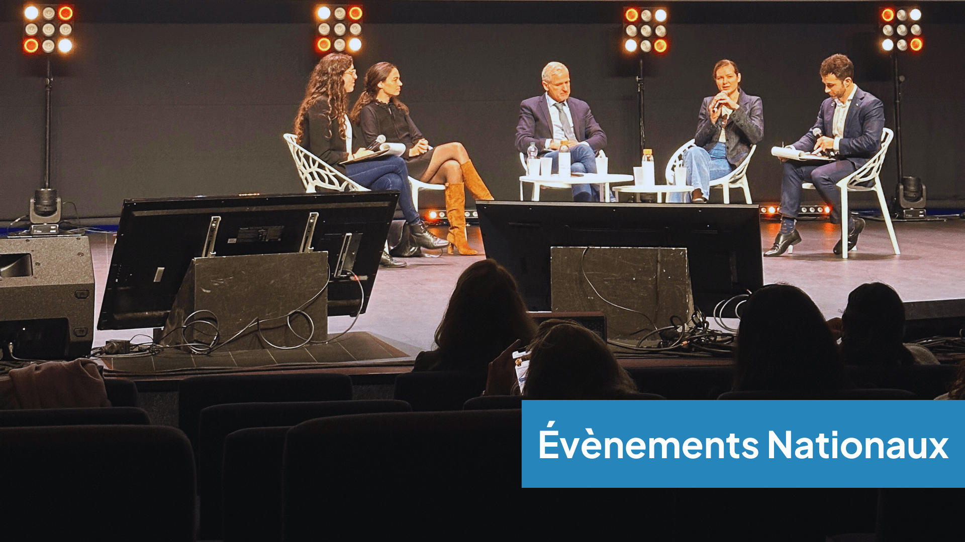 Adhérente de la JCE Menton - Roquebrune-Cap-Martin animant une table ronde lors d'un événement national